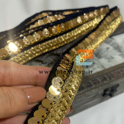 نوار خرج کار پولک دوزی طلایی روی پارچه مخمل