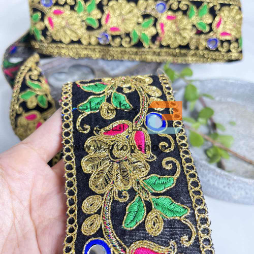 نوار خرج کار لمه و گلدوزی با آینه کاری روی زمینه مخمل مشکی
