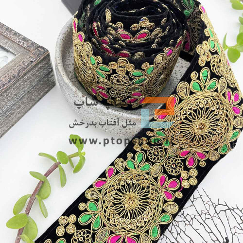 نوار خرج کار لمه و گلدوزی با پولک کاری ریز روی زمینه مخمل مشکی