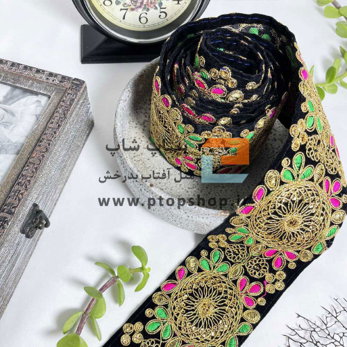 نوار خرج کار لمه و گلدوزی با پولک کاری ریز روی زمینه مخمل مشکی