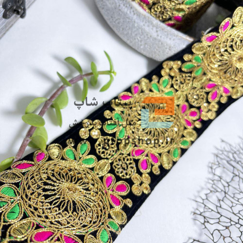 نوار خرج کار لمه و گلدوزی با پولک کاری ریز روی زمینه مخمل مشکی