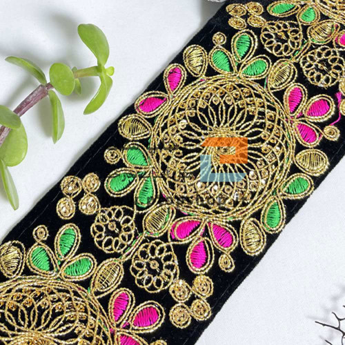 نوار خرج کار لمه و گلدوزی با پولک کاری ریز روی زمینه مخمل مشکی