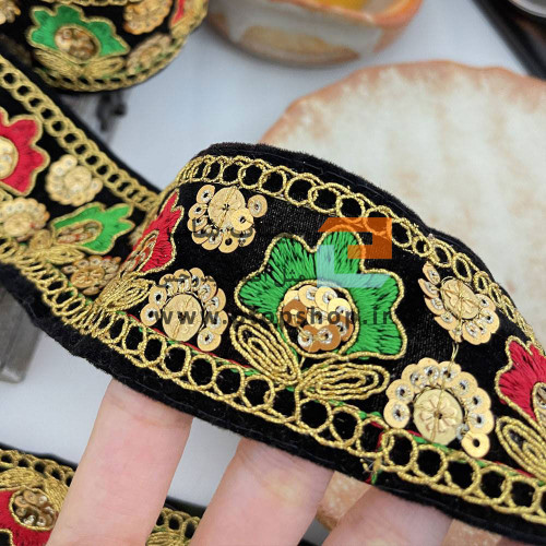 نوار خرج کار لمه و گلدوزی با پولک کاری روی زمینه مخمل مشکی