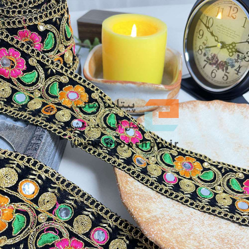 نوار خرج کار لمه و گلدوزی با آینه و نگین کاری روی زمینه مخمل مشکی