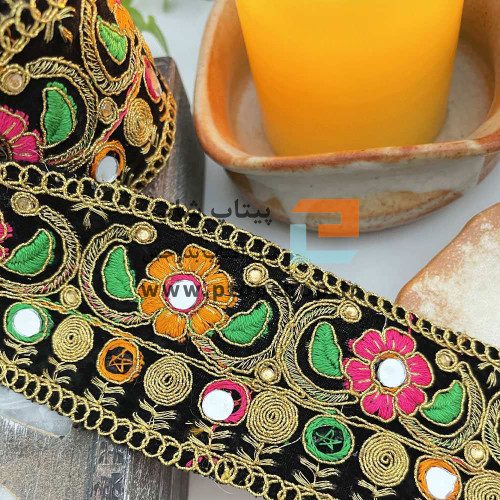 نوار خرج کار لمه و گلدوزی با آینه و نگین کاری روی زمینه مخمل مشکی