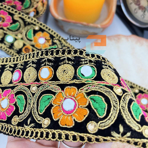 نوار خرج کار لمه و گلدوزی با آینه و نگین کاری روی زمینه مخمل مشکی