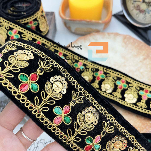 نوار خرج کار لمه و گلدوزی با پولک کاری روی زمینه مخمل مشکی