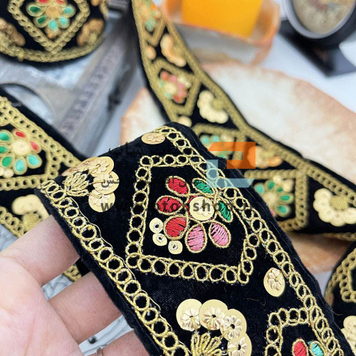 نوار خرج کار لمه و گلدوزی با پولک کاری روی زمینه مخمل مشکی