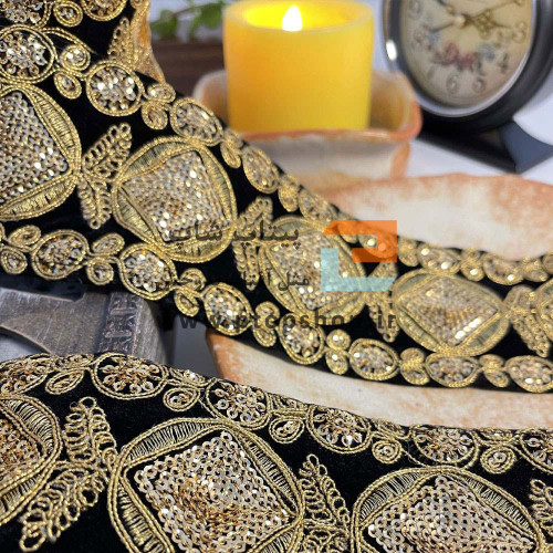 نوار خرج کار لمه و زری دوزی با پولک کاری ریز روی زمینه مخمل مشکی