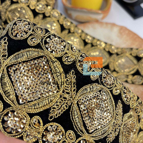 نوار خرج کار لمه و زری دوزی با پولک کاری ریز روی زمینه مخمل مشکی