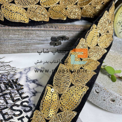 نوار خرج کار لمه و زری دوزی با پولک کاری ریز و اکلیل پاشی روی زمینه مخمل مشکی