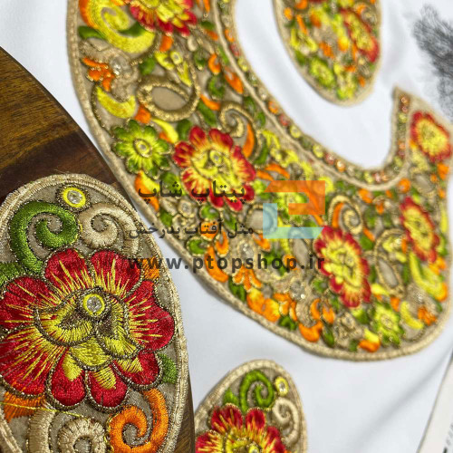 پنل پر کار گلدوزی و پولک کاری شده روی زمینه نباتی