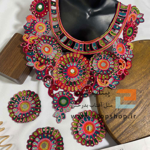 پنل سوزندوزی گل برجسته همراه با نگین و آینه کاری