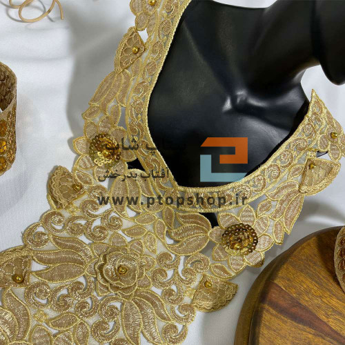 استیکر یقه کفتان و عبا گل برجسته دیزاین شده با مروارید طلایی و پولک روی توری ارگانزا