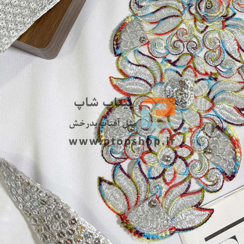 خرجکار لباس و پنل گل برجسته دیزاین شده با مروارید نقره ای و پولک روی توری ارگانزا